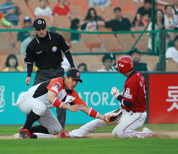 황재균선수의 수비장면